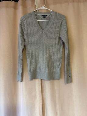 Tommy Hilfiger Women's Light Grey Cable Knit V-Neck Sweater Size Medium